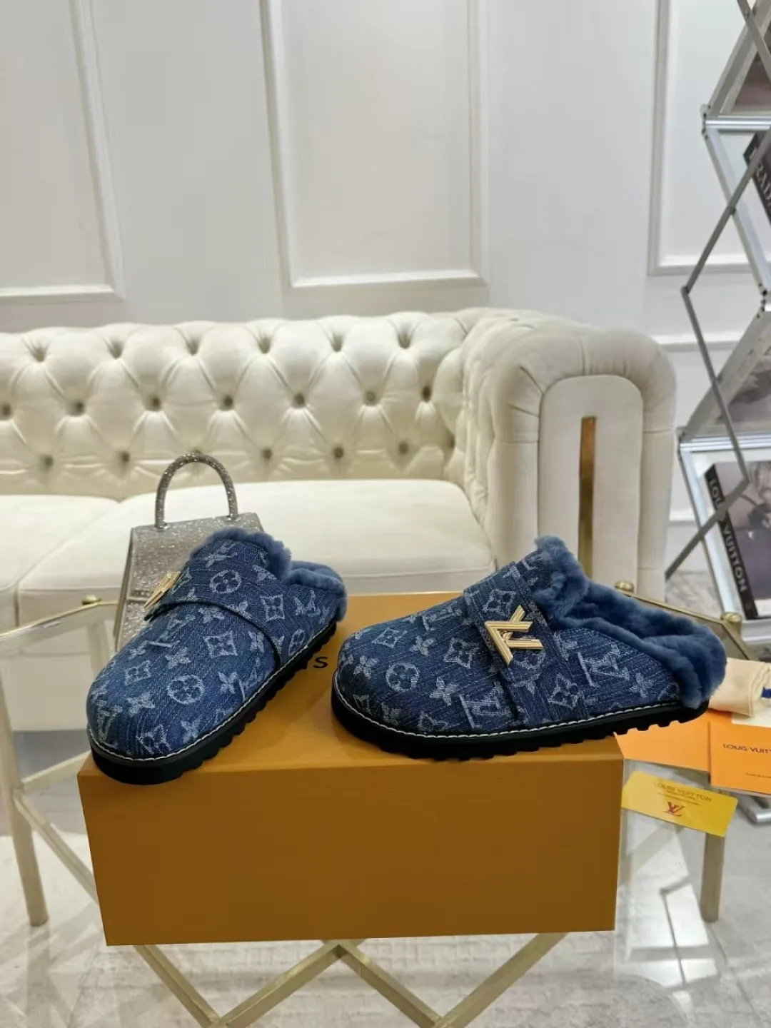 p600✨ LV Couple’s Wool Slippers｜Full of high-end feel, the soles of your feet are luxurious✨ We have achieved the ultimate restoration of the "higher version" of this pair of LV classic toe-toe slippers! 👫💫 🌟 The core advantages are clear at a glance: ✔️ Original jacquard + cowhide fabric, delicate texture, high-end at first glance; ✔️ 280% pure wool lining, wearing barefoot is like stepping on clouds ☁️, soft and skin-friendly and not sweaty; ✔️ Non-slip rubber bottom + three-dimensional toe design, super stable for walking, fashionable and practical!  👀 Must-have attention to detail: Belt buckle + classic LV presbyopic elements, revealing the aura of a big-name brand in a low-key manner ~ Whether it is a couple dating or a trip with besties, both of them are the focus when they go out👟💖 ✨ Easily match the wardrobe: jeans + sweaters, lazy and casual style ✔️ Coat + skirt, refined and elegant ✔️ One pair of shoes can handle a variety of styles, and the sense of luxury is never artificial ~ #LV slippers #couple outfit #High-End Customization #Quality Shoes Recommendation Fabric: Yangjing/classic jacquard fabric Lining: Imported wool lining Sole: Original rubber sole Size: Female 35-41 Male 38-46